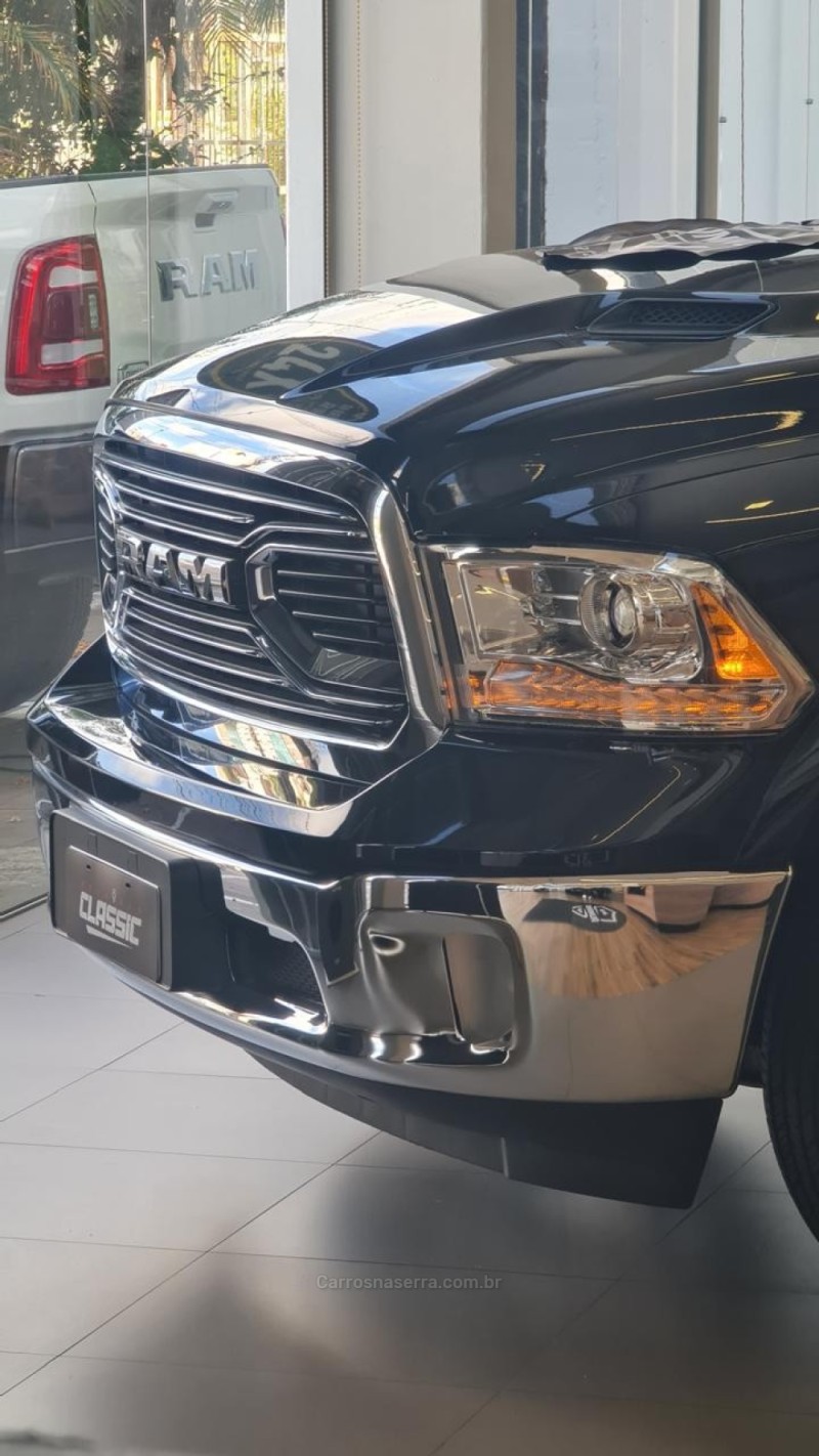 CLASSIC 5.7 LARAMIE V8 HEMI 4P GASOLINA AUTOMÁTICA - 2023 - LAGOA VERMELHA