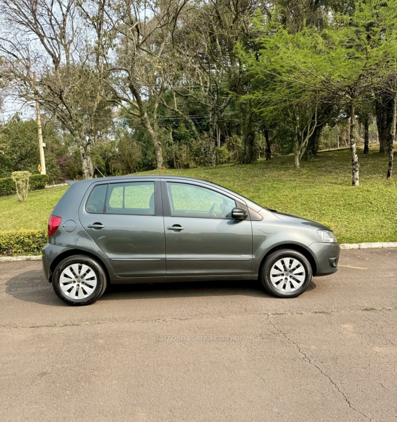 FOX 1.0 MI TREND 8V FLEX 4P MANUAL - 2013 - NOVA PRATA