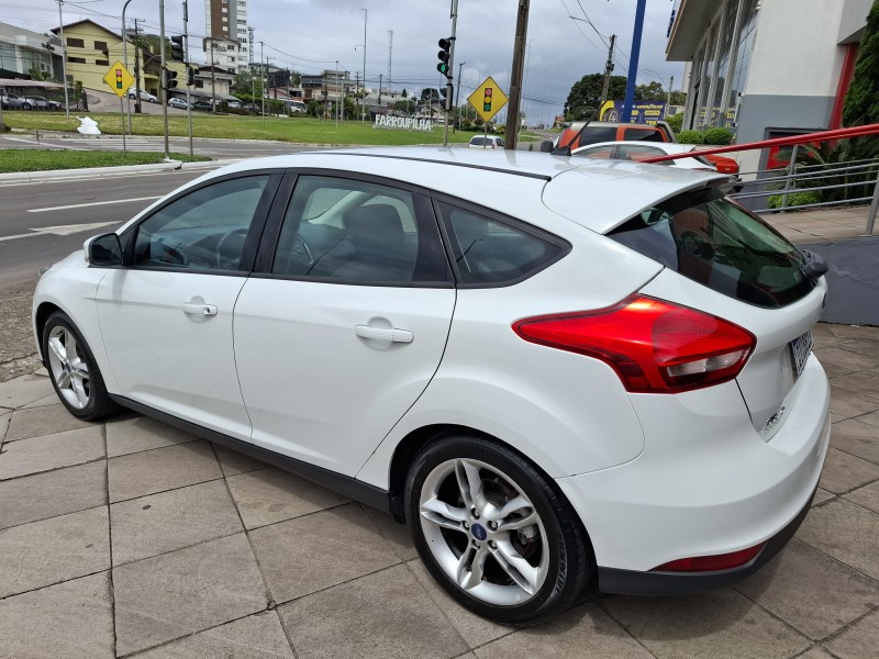 FOCUS 1.6 SE 16V FLEX 4P MANUAL - 2017 - FARROUPILHA