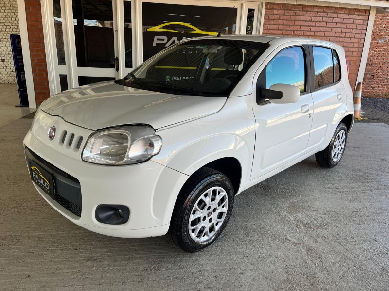 UNO 1.0 VIVACE 8V FLEX 4P MANUAL - 2014 - VACARIA