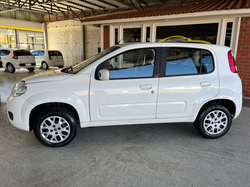 UNO 1.0 VIVACE 8V FLEX 4P MANUAL - 2014 - VACARIA