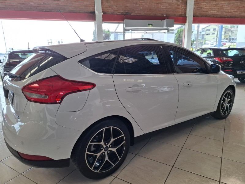 FOCUS 2.0 TITANIUM PLUS 16V FLEX 4P AUTOMÁTICO - 2016 - FARROUPILHA