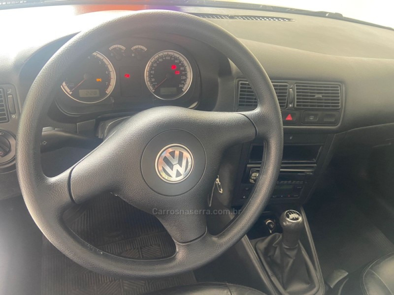 GOLF 1.6 MI GENERATION 8V GASOLINA 4P MANUAL - 2005 - CANELA