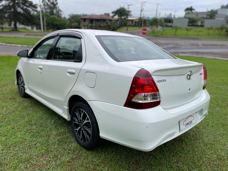 ETIOS 1.5 PLATINUM SEDAN 16V FLEX 4P AUTOMÁTICO - 2018 - BOM PRINCíPIO