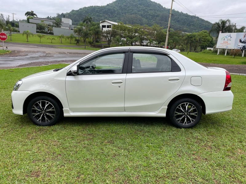 ETIOS 1.5 PLATINUM SEDAN 16V FLEX 4P AUTOMÁTICO - 2018 - BOM PRINCíPIO