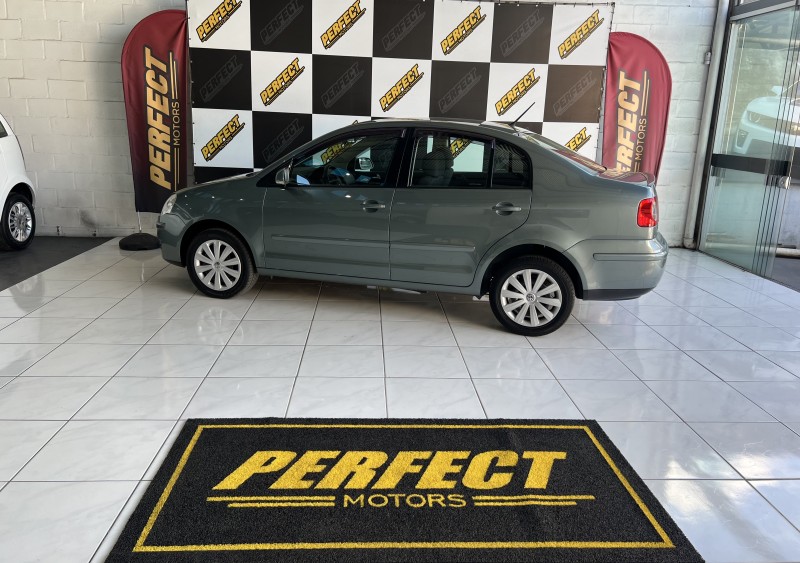 POLO SEDAN 1.6 MI 8V FLEX 4P MANUAL - 2011 - PORTãO