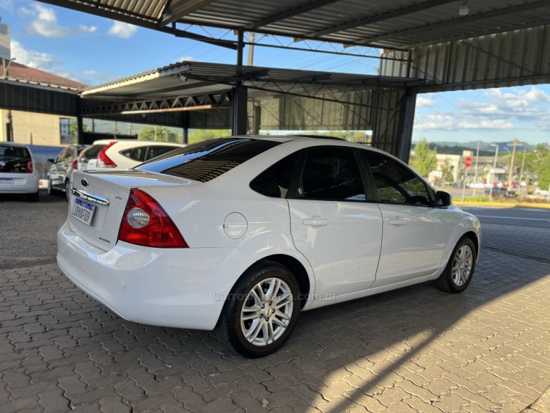 FOCUS 2.0 GHIA SEDAN 16V GASOLINA 4P AUTOMÁTICO - 2011 - BOM PRINCíPIO