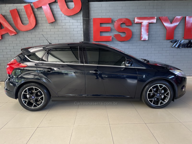 FOCUS 2.0 TITANIUM PLUS HATCH 16V FLEX 4P AUTO - 2015 - ESTâNCIA VELHA