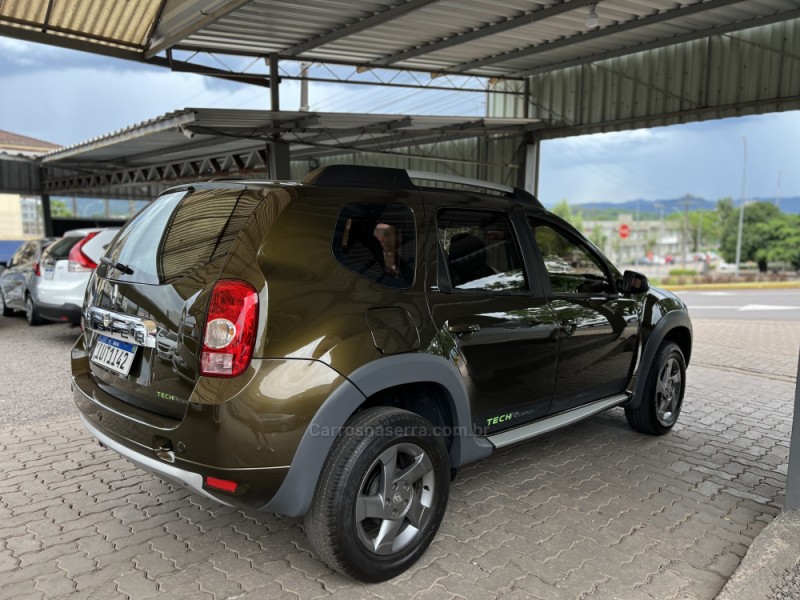 DUSTER RENAULT DUSTER 1.6 TECH ROAD DYNAMIQUE 4X2 16V FLEX 4P MANUAL - 2014 - BOM PRINCíPIO