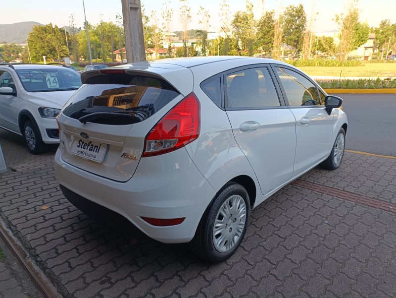 FIESTA 1.6 SE HATCH 16V FLEX 4P MANUAL - 2017 - BOM PRINCíPIO