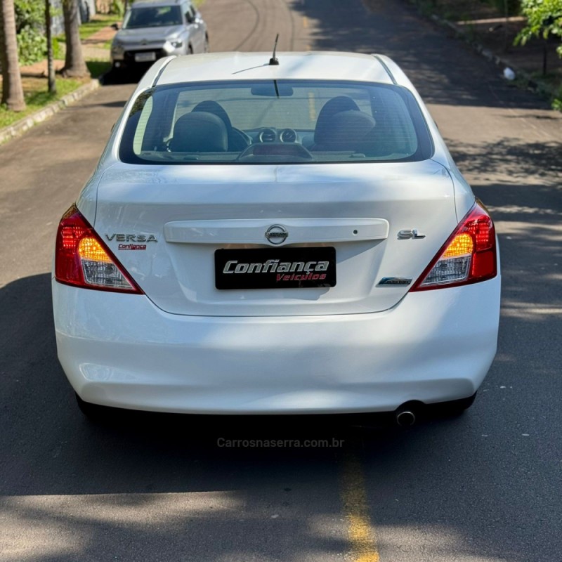 VERSA 1.6 16V FLEX SL 4P MANUAL - 2014 - CAMPO BOM