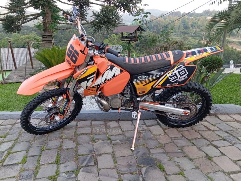 EXC 200 GASOLINA - 2004 - CAXIAS DO SUL