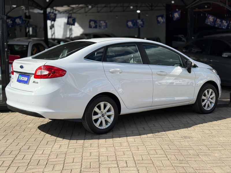 FIESTA 1.6 SE SEDAN 16V FLEX 4P MANUAL - 2011 - LAGOA VERMELHA