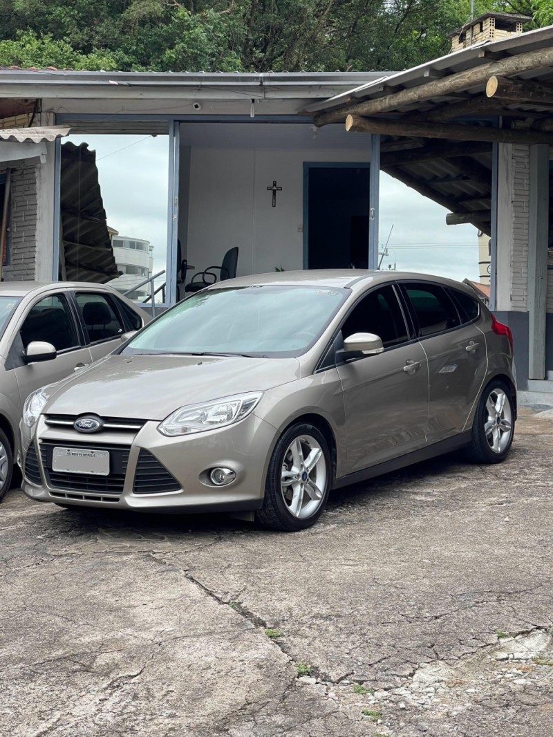 focus 2.0 se hatch 16v flex 4p auto 2015 nova petropolis