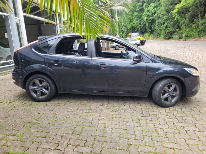 FOCUS 1.6 GLX 16V FLEX 4P MANUAL - 2013 - NOVA PRATA