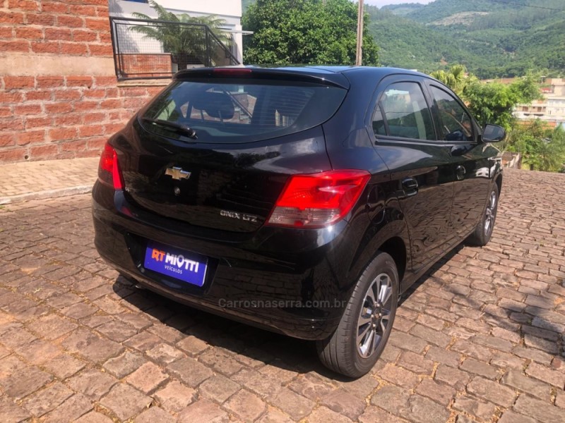 ONIX 1.4 MPFI LTZ 8V FLEX 4P MANUAL - 2014 - MUçUM