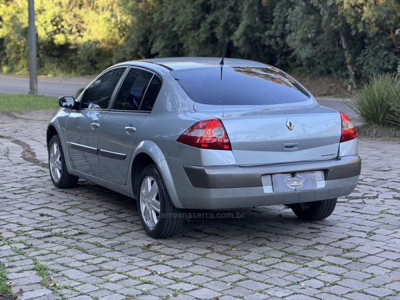 MÉGANE 2.0 DYNAMIQUE SEDAN 16V GASOLINA 4P AUTOMÁTICO - 2007 - GRAMADO