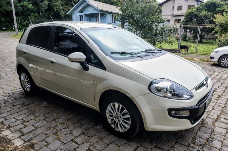 PUNTO 1.4 ATTRACTIVE 8V FLEX 4P MANUAL - 2015 - FARROUPILHA