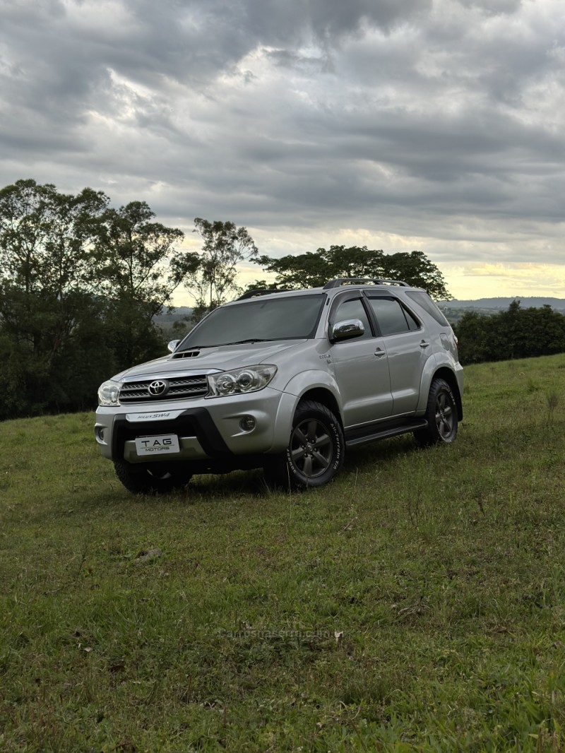 HILUX SW4 3.0 SRV 4X4 7 LUGARES 16V TURBO INTERCOOLER DIESEL 4P AUTOMÁTICO - 2011 - CAMPO BOM