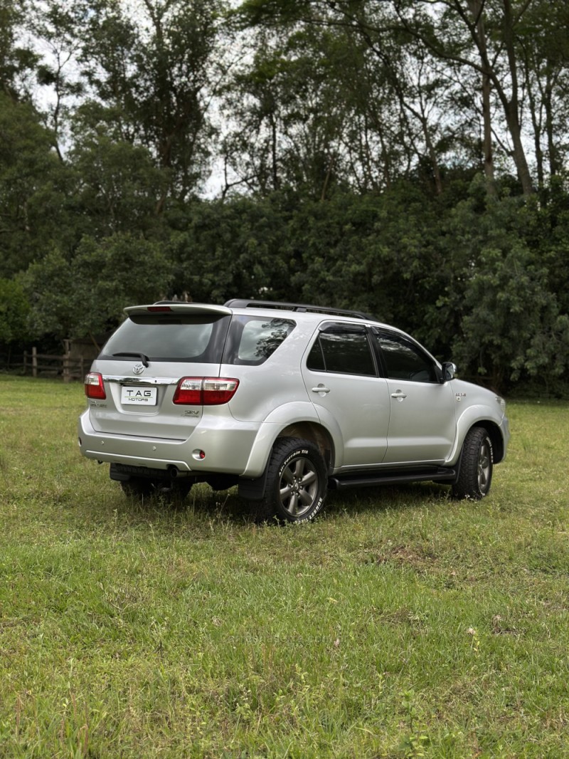 HILUX SW4 3.0 SRV 4X4 7 LUGARES 16V TURBO INTERCOOLER DIESEL 4P AUTOMÁTICO - 2011 - CAMPO BOM