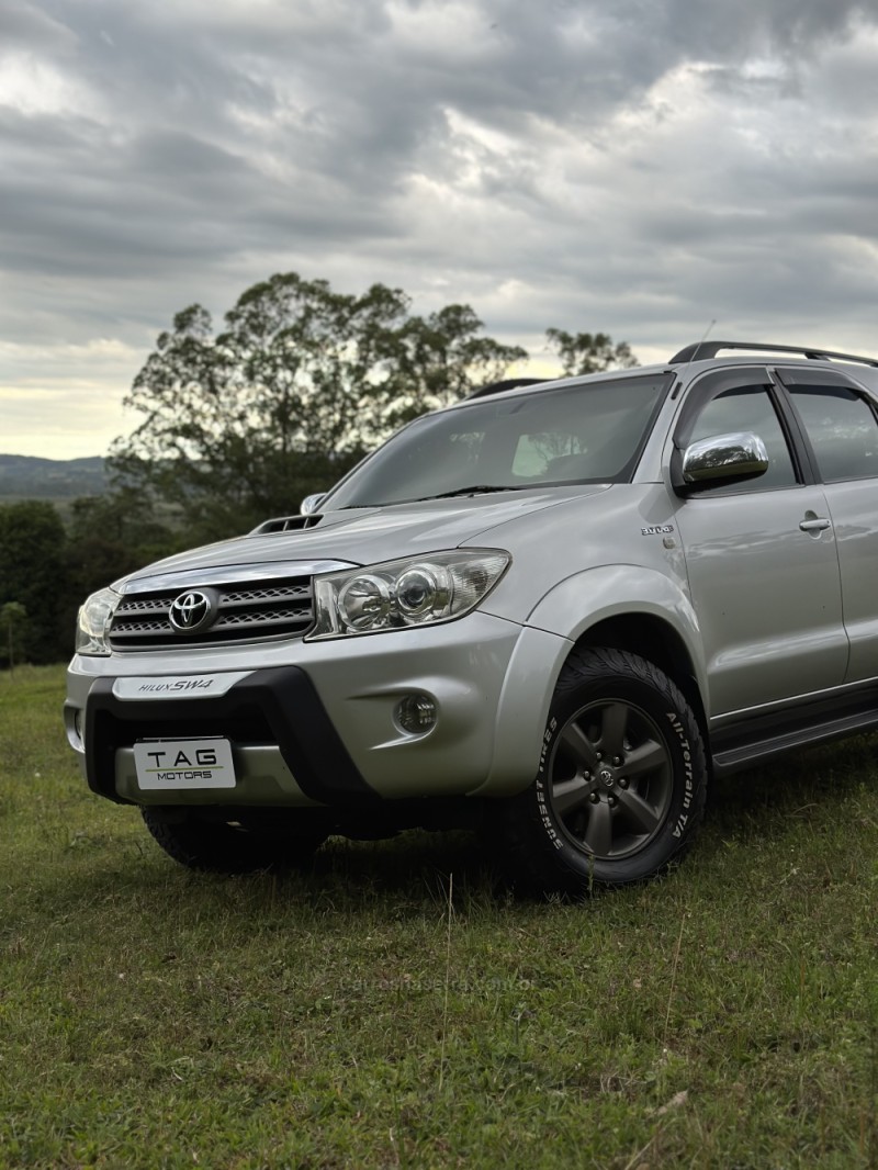 HILUX SW4 3.0 SRV 4X4 7 LUGARES 16V TURBO INTERCOOLER DIESEL 4P AUTOMÁTICO - 2011 - CAMPO BOM