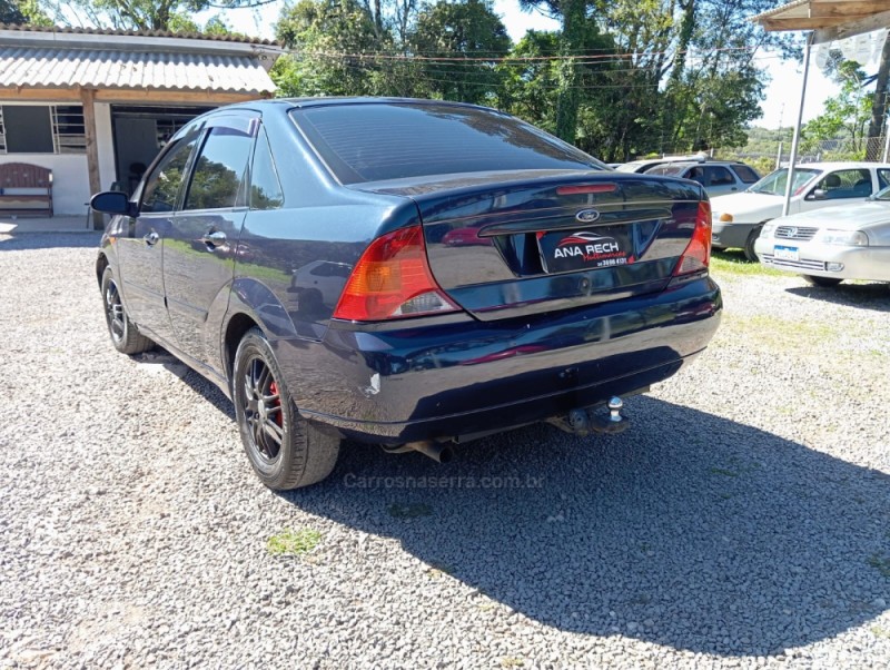 FOCUS 2.0 GHIA 16V FLEX 4P MANUAL - 2002 - CAXIAS DO SUL