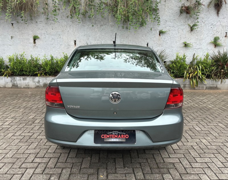 VOYAGE 1.0 MI TRENDLINE 8V FLEX 4P MANUAL - 2010 - SAPIRANGA