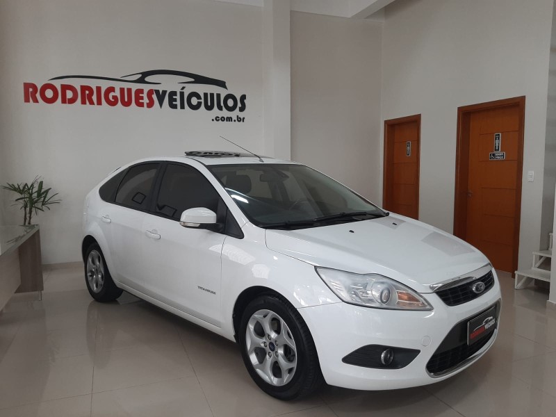 focus 2.0 titanium hatch 16v flex 4p automatico 2013 caxias do sul