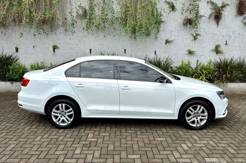 JETTA 2.0 COMFORTLINE FLEX 4P TIPTRONIC - 2015 - SAPIRANGA