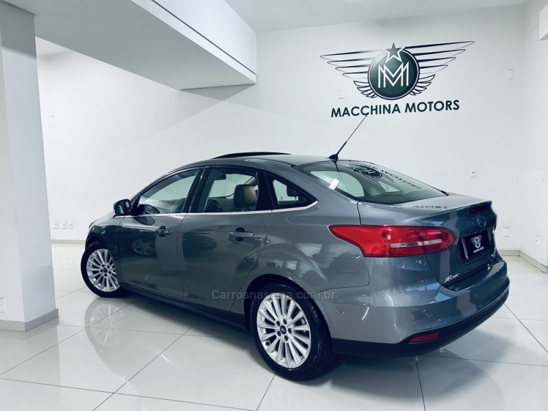 FOCUS 2.0 TITANIUM PLUS FASTBACK 16V FLEX 4P AUTOMÁTICO - 2017 - CAXIAS DO SUL