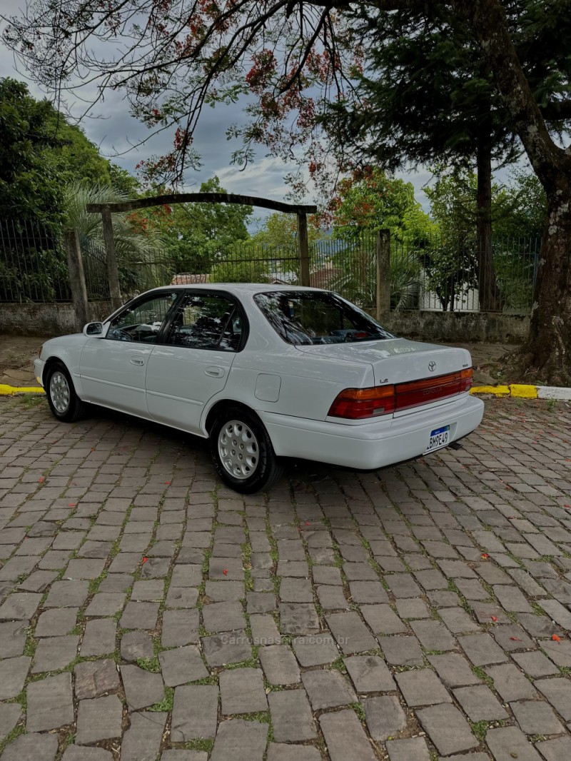 COROLLA 1.8 LE 16V GASOLINA 4P AUTOMÁTICO - 1994 - CAMPO BOM