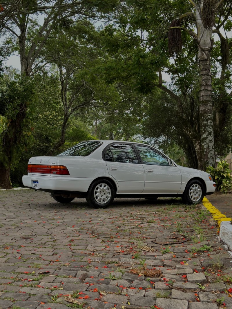 COROLLA 1.8 LE 16V GASOLINA 4P AUTOMÁTICO - 1994 - CAMPO BOM