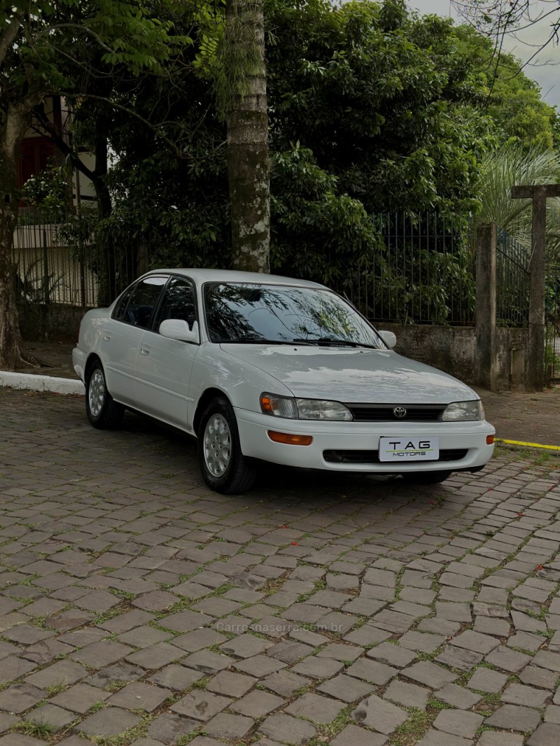 COROLLA 1.8 LE 16V GASOLINA 4P AUTOMÁTICO - 1994 - CAMPO BOM