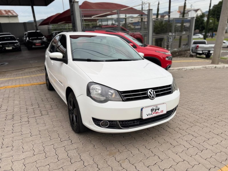 POLO SEDAN 1.6 MI COMFORTLINE 8V FLEX 4P AUTOMATIZADO - 2014 - FELIZ