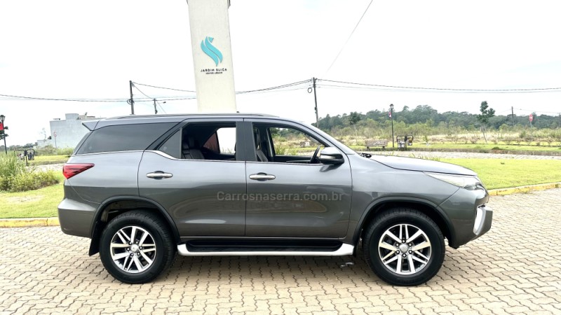 HILUX SW4 2.8 SRX 4X4 7 LUGARES 16V TURBO INTERCOOLER DIESEL 4P AUTOMÁTICO - 2016 - LAJEADO