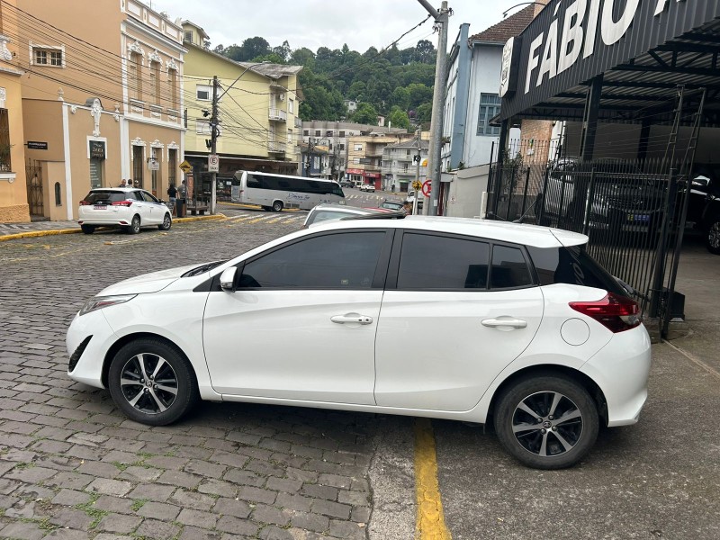 yaris 1.5 xls connect 16v flex 4p automatico 2022 garibaldi