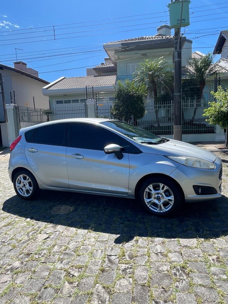 fiesta 1.6 se hatch 16v flex 4p automatico 2014 farroupilha