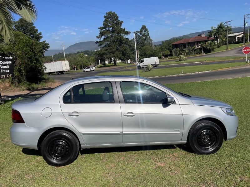 VOYAGE 1.6 MI TREND 8V FLEX 4P MANUAL - 2011 - BOM PRINCíPIO