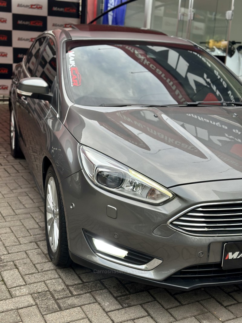 FOCUS 2.0 TITANIUM PLUS FASTBACK 16V FLEX 4P AUTOMÁTICO - 2016 - ESTâNCIA VELHA