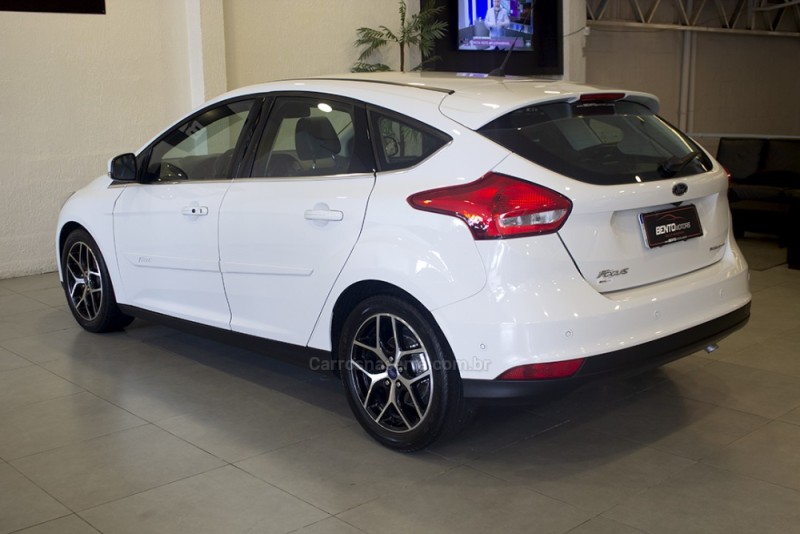 FOCUS 2.0 TITANIUM PLUS HATCH 16V FLEX 4P AUTO - 2016 - BENTO GONçALVES