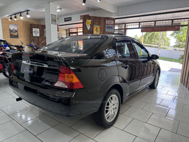 FOCUS 2.0 GHIA SEDAN 16V FLEX 4P MANUAL - 2001 - CAXIAS DO SUL