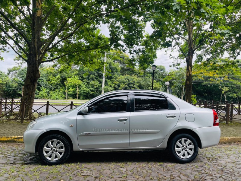 ETIOS 1.5 XS SEDAN 16V FLEX 4P MANUAL - 2013 - NOVO HAMBURGO