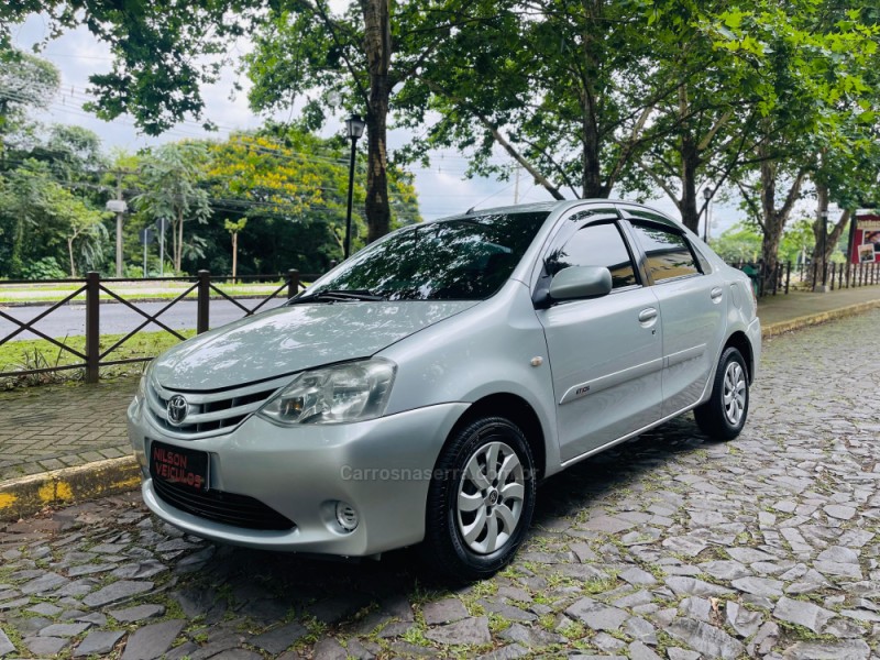 etios 1.5 xs sedan 16v flex 4p manual 2013 novo hamburgo