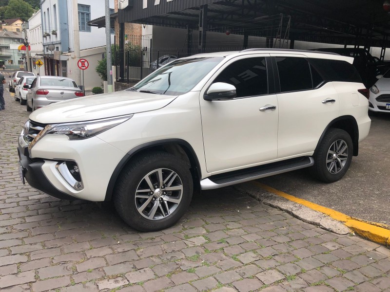 HILUX SW4 2.8 SRX 4X4 7 LUGARES 16V TURBO INTERCOOLER DIESEL 4P AUTOMÁTICO - 2020 - GARIBALDI