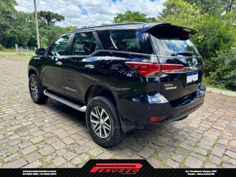 HILUX SW4 2.8 SRX 4X4 7 LUGARES 16V TURBO INTERCOOLER DIESEL 4P AUTOMÁTICO - 2017 - NOVA PRATA