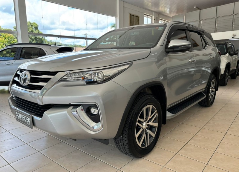 HILUX SW4 2.8 SRX 4X4 7 LUGARES 16V TURBO INTERCOOLER DIESEL 4P AUTOMÁTICO - 2018 - NOVA PETRóPOLIS