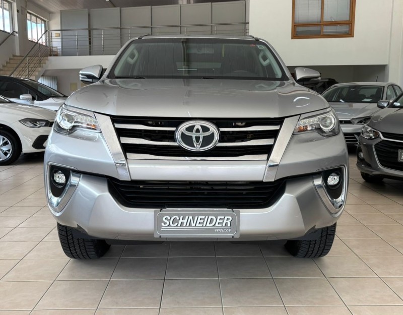 HILUX SW4 2.8 SRX 4X4 7 LUGARES 16V TURBO INTERCOOLER DIESEL 4P AUTOMÁTICO - 2018 - NOVA PETRóPOLIS