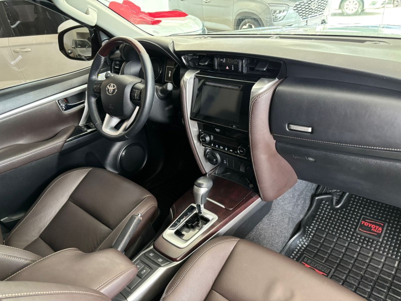 HILUX SW4 2.8 SRX 4X4 7 LUGARES 16V TURBO INTERCOOLER DIESEL 4P AUTOMÁTICO - 2018 - NOVA PETRóPOLIS