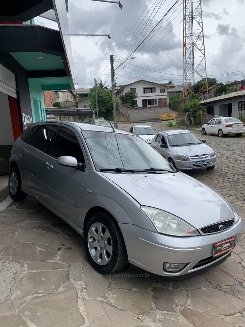 FOCUS 2.0 GHIA 16V FLEX 4P MANUAL - 2005 - CAXIAS DO SUL