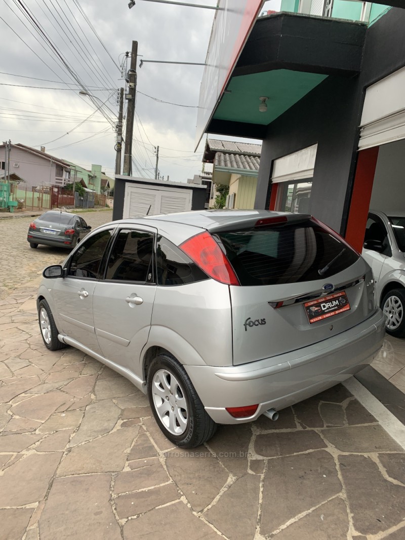 FOCUS 2.0 GHIA 16V FLEX 4P MANUAL - 2005 - CAXIAS DO SUL